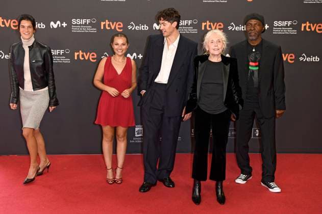 Suzanne Lindon, Mia McKenna Bruce, Tom Blyth, Claire Denis and Isaach De Bankole at the premiere of the feature film Le Cri des gardes The Fence at the 73rd San Sebastian International Film Festival Festival Internacional de Cine de San Sebastian in the Kursaal San Sebastian, 21 09 2025 Foto:xC.xNiehausx xFuturexImagex fences_5950