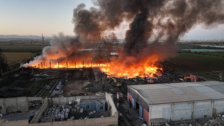 Bilder des Jahres 2025, News September 09 Fire Breaks Out at Recycling Plant Yard in Adana ADANA, TURKIYE - SEPTEMBER 21: An aerial view shows firefighters battling a blaze at the yard of a recycling factory in Seyhan district of Adana, Turkiye, on September 21, 2025. Koray Kilic Anadolu Adana Turkey. Editorial use only. Please get in touch for any other usage.  Copyright: x2025xAnadoluxKorayxKilicx