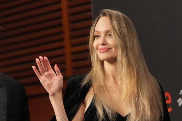 Presentation of the film Couture at the 73rd edition of the San Sebastian Film Festival Actress Angelina Jolie during the presentation of the film Couture, at the 73rd edition of the San Sebastian Film Festival, at the Kursaal Conference Center and Auditorium, September 21, 2025, in San Sebastian, Guipuzcoa, Basque Country Spain Couture is a French-American film directed by Alice Winocour that premieres today, September 21, The festival celebrates its 73rd edition from September 19 to 27, 2025, reinforcing its global prominence with 254 titles from 56 countries and an outstanding presence of Spanish cinema The participation of women behind the scenes increases and Basque cinema has 38 productions The event includes official sections, premi Copyright: xUnanuex 6972514