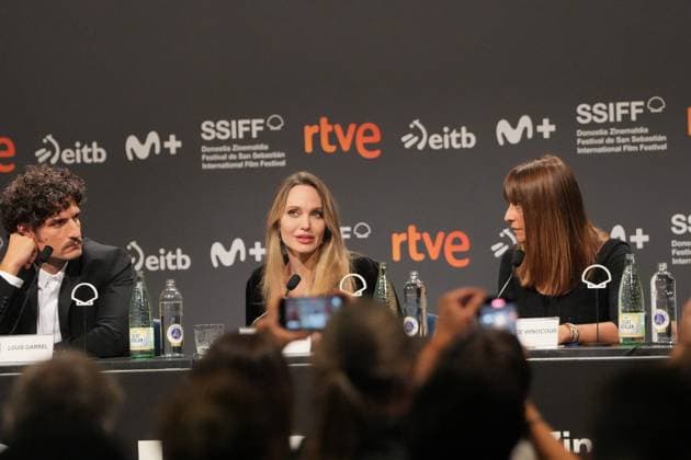 Presentation of the film Couture at the 73rd edition of the San Sebastian Film Festival I D Actor Louis Garrel, actress Angelina Jolie and director Alice Winocour during the presentation of the film Couture, at the 73rd edition of the San Sebastian Film Festival, at the Kursaal Conference Center and Auditorium, on September 21, 2025, in San Sebastian, Guipuzcoa, Basque Country Spain Couture is a French-American film directed by Alice Winocour that premieres today, September 21, The festival celebrates its 73rd edition from September 19 to 27, 2025, reinforcing its global prominence with 254 titles from 56 countries and an outstanding presence of Spanish cinema The participation of women behind the scenes increases and Basque cinema has 38 Copyright: xUnanuex 6972534