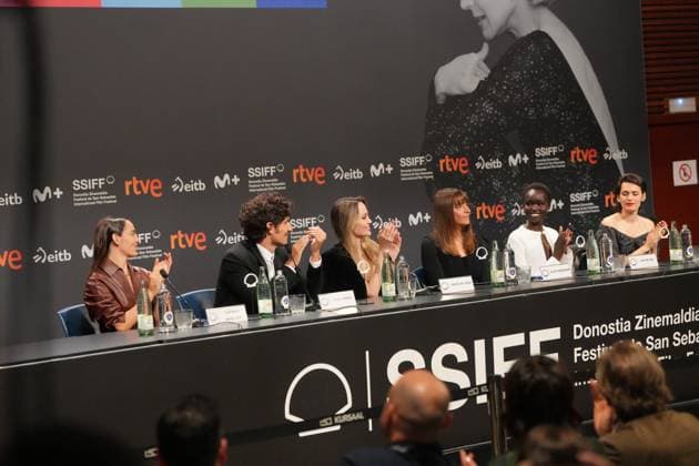 Presentation of the film Couture at the 73rd San Sebastian Film Festival I D Actress Garance Marillier, actor Louis Garrel, actress Angelina Jolie, director Alice Winocour, actress Anyier Anei and actress Ella Rumpf during the presentation of the film Couture, at the 73rd edition of the San Sebastian Film Festival, at the Kursaal Conference Center and Auditorium, on September 21, 2025, in San Sebastian, Guipuzcoa, Basque Country Spain Couture is a French-American film directed by Alice Winocour that premieres today, September 21, with world premiere at the San Sebastian Festival and preview at the Toronto Festival The festival celebrates its 73rd edition from September 19 to 27, 2025, reinforcing its global prominence with 254 titles from Copyright: xUnanuex 6972541