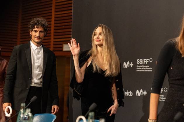 73rd San Sebastian International Film Festival SAN SEBASTIAN, SPAIN - SEPTEMBER 21: Co-producer and actress Angelina Jolie (R),director Alice Winocour (not seen), actress Garance Marillier (not seen), actor Louis Garrel (L), actress Anyier Anei (not seen), and actress Ella Rumpf (not seen), pose on the red carpet before the screening of the film The Couture in the official section of the 73rd San Sebastian International Film Festival at Kursaal Palace in San Sebastian, Spain, on September 21, 2025. Javi Julio Anadolu Sebastian Spain. Editorial use only. Please get in touch for any other usage. Copyright: x2025xAnadoluxJavixJuliox