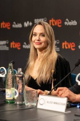 73rd San Sebastian International Film Festival SAN SEBASTIAN, SPAIN - SEPTEMBER 21: Co-producer and actress Angelina Jolie,director Alice Winocour (not seen), actress Garance Marillier (not seen), actor Louis Garrel (not seen), actress Anyier Anei (not seen), and actress Ella Rumpf (not seen), pose on the red carpet before the screening of the film The Couture in the official section of the 73rd San Sebastian International Film Festival at Kursaal Palace in San Sebastian, Spain, on September 21, 2025. Javi Julio Anadolu Sebastian Spain. Editorial use only. Please get in touch for any other usage. Copyright: x2025xAnadoluxJavixJuliox