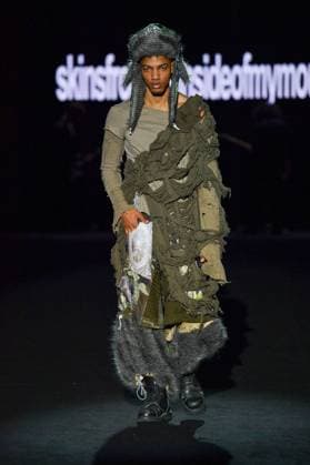 EGO Mercedes-Benz Fashion Week de Madrid - 21 Sep 2025 A model walks the runway wearing a design by Skinsfromtheinsideofmymouth during the Ego Mercedes-Benz Fashion Week de Madrid in IFERMA. Madrid Spain Copyright: xAtilanoxGarciax xSOPAxImagesx FOTO48778