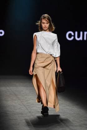 EGO Mercedes-Benz Fashion Week de Madrid - 21 Sep 2025 A model walks the runway wearing a design by Studio Cumbre during the Ego Mercedes-Benz Fashion Week de Madrid in IFERMA. Madrid Spain Copyright: xAtilanoxGarciax xSOPAxImagesx FOTO48929