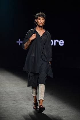 EGO Mercedes-Benz Fashion Week de Madrid - 21 Sep 2025 A model walks the runway wearing a design by Studio Cumbre during the Ego Mercedes-Benz Fashion Week de Madrid in IFERMA. Madrid Spain Copyright: xAtilanoxGarciax xSOPAxImagesx FOTO48948