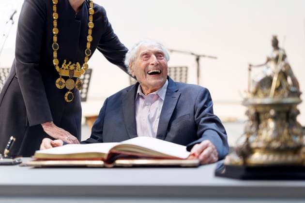 Bilder des Jahres 2025, Entertainment 09 September Komponist Ludwig Sebus, Grandsigneur des Kölner Karneval, bei seiner Eintragung ins Goldene Buch der Stadt Köln. Ludwig ist am 5. September 2025 stolze 100 Jahre alt geworden. (Bild leicht retuschiert) Köln, 21.09.2025 NRW Deutschland *** Composer Ludwig Sebus, grand master of the Cologne Carnival, at his entry in the Golden Book of the City of Cologne Ludwig turned 100 on September 5, 2025 Image slightly retouched Cologne, 21 09 2025 NRW Germany Copyright: xChristophxHardtx