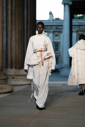 Erdem show at the London Fashion Week at the British Museum in London - 21 Sep 2025 A model walks the runway at the Erdem show during the London Fashion Week at the British Museum in London. London United Kingdom Copyright: xLounisxTiarx xSOPAxImagesx _DSC6100