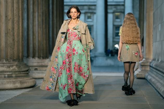 Erdem show at the London Fashion Week at the British Museum in London - 21 Sep 2025 A model walks the runway at the Erdem show during the London Fashion Week at the British Museum in London. London United Kingdom Copyright: xLounisxTiarx xSOPAxImagesx _DSC6316