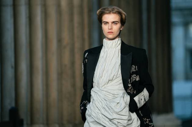 Erdem show at the London Fashion Week at the British Museum in London - 21 Sep 2025 A model walks the runway at the Erdem show during the London Fashion Week at the British Museum in London. London United Kingdom Copyright: xLounisxTiarx xSOPAxImagesx _DSC6471