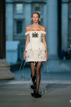 Erdem show at the London Fashion Week at the British Museum in London - 21 Sep 2025 A model walks the runway at the Erdem show during the London Fashion Week at the British Museum in London. London United Kingdom Copyright: xLounisxTiarx xSOPAxImagesx _DSC6159