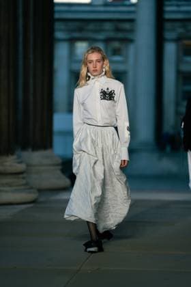 Erdem show at the London Fashion Week at the British Museum in London - 21 Sep 2025 A model walks the runway at the Erdem show during the London Fashion Week at the British Museum in London. London United Kingdom Copyright: xLounisxTiarx xSOPAxImagesx _DSC6177