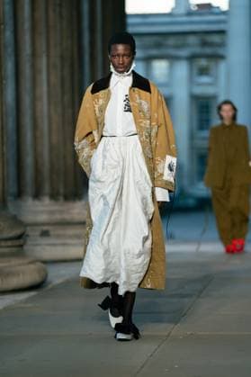 Erdem show at the London Fashion Week at the British Museum in London - 21 Sep 2025 A model walks the runway at the Erdem show during the London Fashion Week at the British Museum in London. London United Kingdom Copyright: xLounisxTiarx xSOPAxImagesx _DSC6209