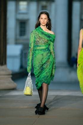 Erdem show at the London Fashion Week at the British Museum in London - 21 Sep 2025 A model walks the runway at the Erdem show during the London Fashion Week at the British Museum in London. London United Kingdom Copyright: xLounisxTiarx xSOPAxImagesx _DSC6359