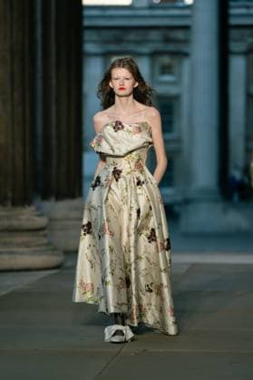 Erdem show at the London Fashion Week at the British Museum in London - 21 Sep 2025 A model walks the runway at the Erdem show during the London Fashion Week at the British Museum in London. London United Kingdom Copyright: xLounisxTiarx xSOPAxImagesx _DSC6231