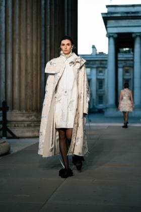 Erdem show at the London Fashion Week at the British Museum in London - 21 Sep 2025 A model walks the runway at the Erdem show during the London Fashion Week at the British Museum in London. London United Kingdom Copyright: xLounisxTiarx xSOPAxImagesx _DSC6092