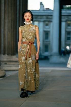 Erdem show at the London Fashion Week at the British Museum in London - 21 Sep 2025 A model walks the runway at the Erdem show during the London Fashion Week at the British Museum in London. London United Kingdom Copyright: xLounisxTiarx xSOPAxImagesx _DSC6251