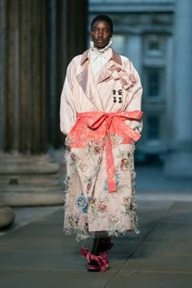 Erdem show at the London Fashion Week at the British Museum in London - 21 Sep 2025 A model walks the runway at the Erdem show during the London Fashion Week at the British Museum in London. London United Kingdom Copyright: xLounisxTiarx xSOPAxImagesx _DSC6442