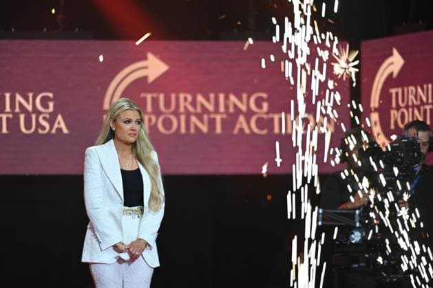 Bilder des Jahres 2025, News September 09 Erika Kirk, widow of conservative political activist and media personality Charlie Kirk, is welcomed to the stage during his memorial service at State Farm Stadium in Glendale, Arizona, on Sunday, Sept. 21, 2025. Charlie Kirk is assassinated at Utah Valley University while speaking at an event on campus on Sept. 10. Following his death, Erika Kirk is named CEO and chair of the board of Turning Point USA.  PHO202509211001 EduardoxBarraza