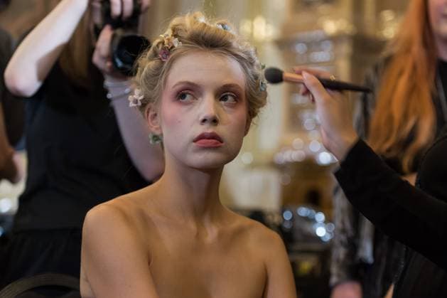 Aadnevik SS26 Show at London Fashion Week LONDON, UNITED KINGDOM - SEPTEMBER 21: A model has her make-up applied backstage ahead of Aadnevik Spring Summer 2026 show a la memoire de Marie Antoinette the last Queen at The Royal Horseguards Hotel as part of London Fashion Week in London, United Kingdom on September 21, 2025. Wiktor Szymanowicz Anadolu London United Kingdom. Editorial use only. Please get in touch for any other usage.  Copyright: x2025xAnadoluxWiktorxSzymanowiczx