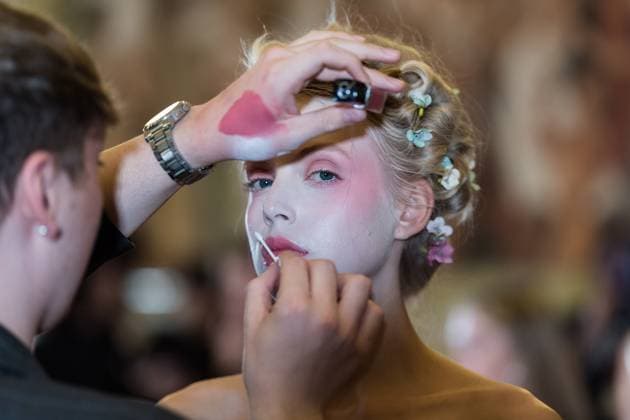 Aadnevik SS26 Show at London Fashion Week LONDON, UNITED KINGDOM - SEPTEMBER 21: A model has her make-up applied backstage ahead of Aadnevik Spring Summer 2026 show a la memoire de Marie Antoinette the last Queen at The Royal Horseguards Hotel as part of London Fashion Week in London, United Kingdom on September 21, 2025. Wiktor Szymanowicz Anadolu London United Kingdom. Editorial use only. Please get in touch for any other usage.  Copyright: x2025xAnadoluxWiktorxSzymanowiczx
