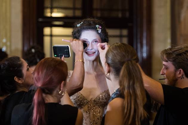 Aadnevik SS26 Show at London Fashion Week LONDON, UNITED KINGDOM - SEPTEMBER 21: A model has her make-up applied backstage ahead of Aadnevik Spring Summer 2026 show a la memoire de Marie Antoinette the last Queen at The Royal Horseguards Hotel as part of London Fashion Week in London, United Kingdom on September 21, 2025. Wiktor Szymanowicz Anadolu London United Kingdom. Editorial use only. Please get in touch for any other usage.  Copyright: x2025xAnadoluxWiktorxSzymanowiczx