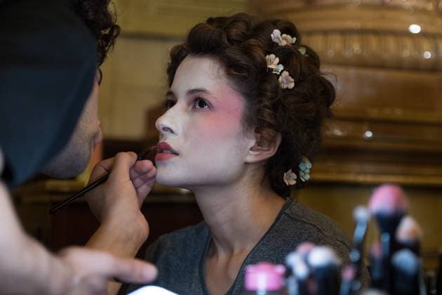 Aadnevik SS26 Show at London Fashion Week LONDON, UNITED KINGDOM - SEPTEMBER 21: A model has her make-up applied backstage ahead of Aadnevik Spring Summer 2026 show a la memoire de Marie Antoinette the last Queen at The Royal Horseguards Hotel as part of London Fashion Week in London, United Kingdom on September 21, 2025. Wiktor Szymanowicz Anadolu London United Kingdom. Editorial use only. Please get in touch for any other usage.  Copyright: x2025xAnadoluxWiktorxSzymanowiczx