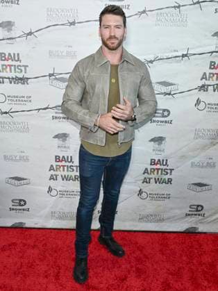 September 21, 2025, Los Angeles, California, USA: American actor JESSE COVE attends Bau, Artist At War World Premiere. Los Angeles USA - ZUMAb173 20250921_aap_b173_022 Copyright: xBillyxBennightx