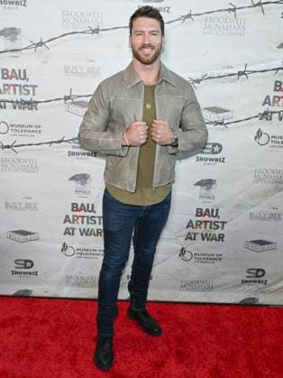 September 21, 2025, Los Angeles, California, USA: American actor JESSE COVE attends Bau, Artist At War World Premiere. Los Angeles USA - ZUMAb173 20250921_aap_b173_024 Copyright: xBillyxBennightx