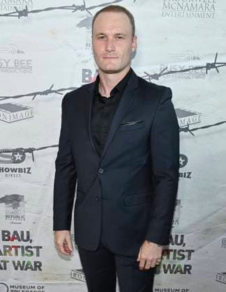 September 21, 2025, Los Angeles, California, USA: YAN TUAL attends Bau, Artist At War World Premiere. Los Angeles USA - ZUMAb173 20250921_aap_b173_035 Copyright: xBillyxBennightx