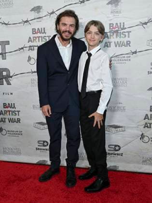September 21, 2025, Los Angeles, California, USA: American actor EMILE HIRSCH and VALOR HIRSCH attend Bau, Artist At War World Premiere. Los Angeles USA - ZUMAb173 20250921_aap_b173_056 Copyright: xBillyxBennightx