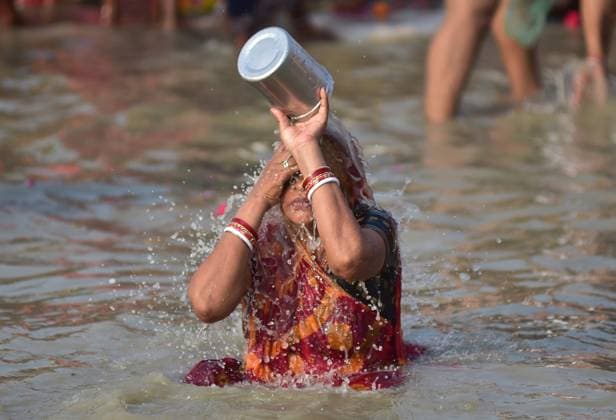 September 22, 2025, Prayagraj, Uttar Pradesh, India: Prayagraj: Devotee gather to take a holy dip on the first day of Navratri Festival at Sangam, in Prayagraj on Monday, September 22, 2025. Prayagraj India - ZUMAv115 20250922_zap_v115_002 Copyright: xPrabhatxKumarxVermax