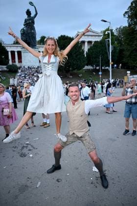 Giulia Siegel mit Freund Ludwig Heer 190. Oktoberfest - Almauftrieb bei Käfer - Wiesn - München - 21. September 2025 *** Giulia Siegel with boyfriend Ludwig Heer 190 Oktoberfest Almauftrieb at Käfer Wiesn Munich September 21, 2025