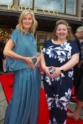 Bianca Karsten and Mackie Heilmann at the premiere of the play Miss Merkel Mord in der Uckermark at the Komödie am Kurfürstendamm in the Ernst Reuter Saal Berlin, 21 09 2025 Foto:xC.xBehringx xFuturexImagex merkel_prem_5910