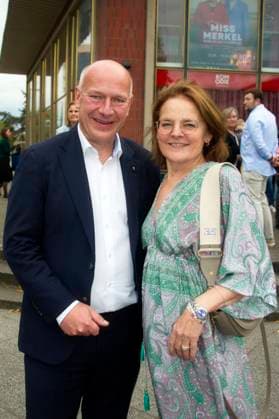 Kai Wegner and Britta Elm at the premiere of the play Miss Merkel Mord in der Uckermark at the Komödie am Kurfürstendamm in the Ernst Reuter Saal Berlin, 21 09 2025 Foto:xC.xBehringx xFuturexImagex merkel_prem_5917