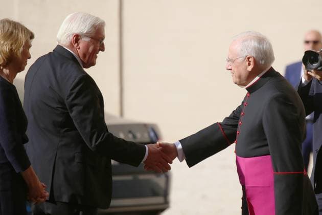 Bilder des Jahres 2025, News September 09 Vatikanstadt, Vatikan, 22.09.2025: Bundespräsident reist nach Rom Italien und in den Vatikan: Elke Büdenbender und Frank-Walter Steinmeier bei der Begrüßung durch Monsignore Leonardo Sapienza vor der Privataudienz mit Papst Leo XIV *** Vatican City, Vatican, 22 09 2025 Federal President travels to Rome Italy and the Vatican Elke Büdenbender and Frank Walter Steinmeier welcomed by Monsignor Leonardo Sapienza before the private audience with Pope Leo XIV Copyright: xdtsxNachrichtenagenturx dts_83357