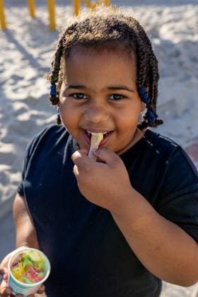 Creative Highlight Symbolbilder Family Ice Cream date at the beach South Africa, Western Cape, Cape Town R_YNJN250918A-1833550-01 ,model released, Symbolfoto