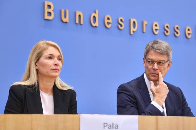 Berlin, Deutschland, 22.09.2025: Bundespressekonferenz: Eckpunkte zur Reform der Deutschen Bahn: Evelyn Palla, Deutsche Bahn AG, Bundesminister für Verkehr Patrick Schnieder (CDU) *** Berlin, Germany, 22 09 2025 Federal Press Conference Key points on the reform of Deutsche Bahn Evelyn Palla, Deutsche Bahn AG, Federal Minister of Transport Patrick Schnieder CDU Copyright: xdtsxNachrichtenagenturx dts_83363