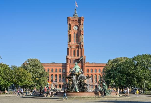 Neptunbrunnen, Rotes Rathaus, Rathausstraße, Mitte, Berlin, Deutschland *** Neptune Fountain, Rotes Rathaus, Rathausstraße, Mitte, Berlin, Germany