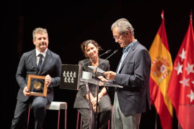 Ayuso presides over the presentation of the International Medal of the Arts and the Regional Governments Culture 2025 Awards Ramón Arcusa, from Dúo Dinámico d , receives an award, together with the President of the Community of Madrid, Isabel Díaz Ayuso c , and the Regional Minister of Culture, Tourism and Sports, Mariano de Paco Serrano i , during the presentation of the International Medal of the Arts and the Regional Governments Culture 2025 Awards, at the Teatro Auditorio San Lorenzo de El Escorial, on September 22, 2025, in San Lorenzo de El Escorial, Madrid Spain The presentation of the International Medal of the Arts and the Culture Awards 2025 of the Regional Government of Madrid is an institutional event that recognizes extraordin Copyright: xRafaelxBastantex 6973968