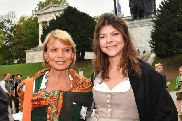 Uschi Glas und ihre Tochter Julia Teewag bei der Ankunft zu den Sixt Damenwiesn am 22.09.2025 beim Oktoberfest in Muenchen Sixt Damenwiesn beim Oktoberfest 2025 in Muenchen *** Uschi Glas and her daughter Julia Teewag arriving at the Sixt Damenwiesn on 22 09 2025 at the Oktoberfest in Munich Sixt Damenwiesn at the Oktoberfest 2025 in Munich 