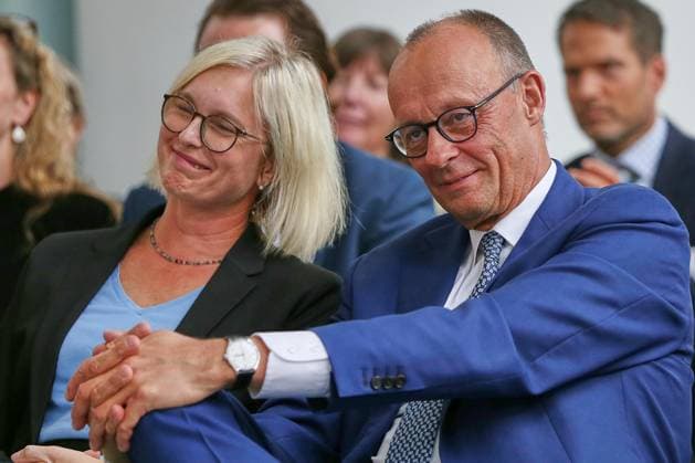 Berlin, Germany, 22 09 2025 Federal Chancellery Award ceremony startsocial 2025 Minister of State for Sport and Volunteering Christiane Schenderlein CDU and Federal Chancellor Friedrich Merz CDU present the award Copyright: xdtsxNachrichtenagenturx dts_83565