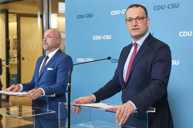 Berlin, Deutschland, 22.09.2025: Deutscher Bundestag: CDU CSU-Fraktionssitzung: Alexander Hoffmann (CSU) und Jens Spahn (CDU), geben ein Pressestatement *** Berlin, Germany, 22 09 2025 German Bundestag CDU CSU parliamentary group meeting Alexander Hoffmann CSU and Jens Spahn CDU , make a press statement Copyright: xdtsxNachrichtenagenturx dts_83575