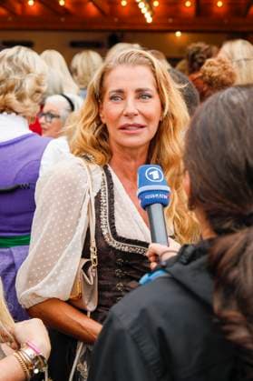 190. Münchner Oktoberfest - Regines Damenwiesn 2025 München, 22.9.2025 Giulia Siegel bei Regines Damenwiesn 2025 im Schützen Festzelt beim 190. Münchner Oktoberfest in München Bayern *** 190 Munich Oktoberfest Regines Damenwiesn 2025 Munich, 22 9 2025 Giulia Siegel at Regines Damenwiesn 2025 in the Schützen marquee at the 190 Munich Oktoberfest in Munich Bavaria Copyright: xMatthiasxGränzdörferx