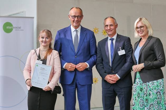Berlin, Germany, 22 09 2025 Federal Chancellery Award ceremony startsocial 2025 Federal Chancellor Friedrich Merz CDU presents the winners certificate Copyright: xdtsxNachrichtenagenturx dts_83560