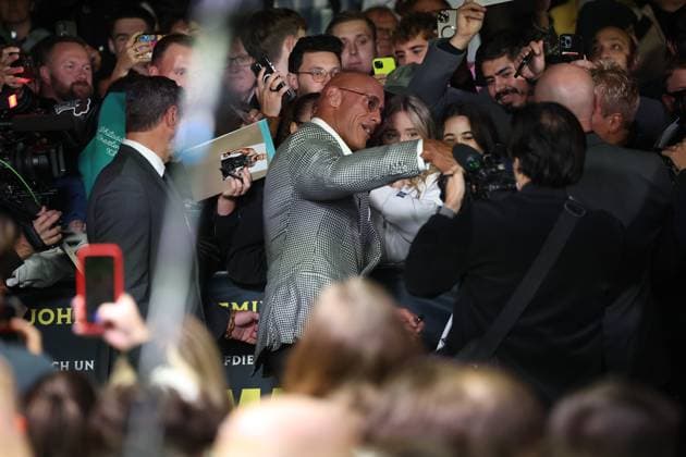 Premiere THE SMASHING MACHINE Between Triumph and Abyss Fans Autographs Selfies Dwayne Johnson German premiere at the Berlin Zoo Palast Cinema of THE SMASHING MACHINE Between Triumph and Abyss Copyright: xx