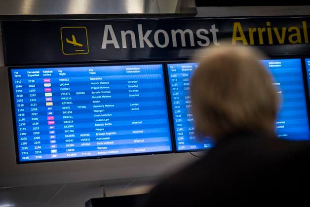 KASTRUP 2025-09-22 Ankomst tavlan visar flyg som landat pa andra flygplatser pa Kastrup pa mandagskvällen. Pa mandagskvällen, strax Öresund klockan 21, kan inga flyg landa eller lyfta pa Köpenhamns flygplats. Orsaken är tva till tre oidentifierade drönare i omradet. Flygplatsen är för närvarande nedstängd, och det beror pa tva till tre drönare som flyger runt flygplatsomradet, säger Henrik Stormer, vakthavande befäl vid Köpenhamnspolisen. KASTRUP DANMARK x50090x *** KASTRUP 2025 09 22 The arrival board shows flights that landed at other airports at Kastrup on Monday night On Monday night, just Öresund at 21 oclock, no flights can land or take off at Copenhagen Airport The reason is two to three unidentified dron  Copyright: xJohanxNilssonx xTTx DRÖNARLARM PA KASTRUP NbTdjKuOYpg