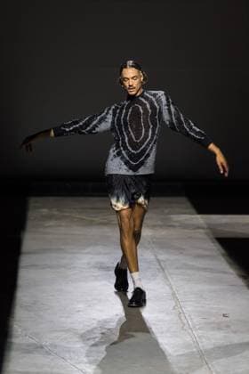 Ashish SS26 Show At London Fashion Week LONDON, UNITED KINGDOM - SEPTEMBER 22, 2025: A model walks the runway during Ashish Spring Summer 2026 Fresh Hell show at London Fashion Week in London, United Kingdom on September 22, 2025. London Greater London United Kingdom  Copyright: xWIktorxSzymanowiczx originalFilename: szymanowicz-ashishss250922_npsQM.jpg