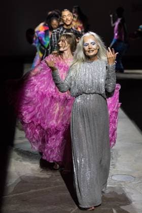 Ashish SS26 Show At London Fashion Week LONDON, UNITED KINGDOM - SEPTEMBER 22, 2025: Models dance on the runway during Ashish Spring Summer 2026 Fresh Hell show at London Fashion Week in London, United Kingdom on September 22, 2025. London Greater London United Kingdom  Copyright: xWIktorxSzymanowiczx originalFilename: szymanowicz-ashishss250922_npukD.jpg