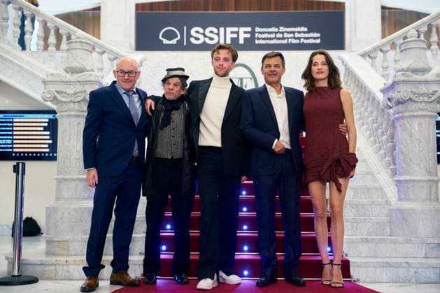 San Sebastian - L Etranger Screening Francois Ozon, Denis Lavant, Rebecca Marder, Benjamin Voisin attended L etranger The Stranger Red Carpet during 73rd San Sebastian International Film Festival at Victoria Eugenia Theatre on September 22, 2025 in Donostia San Sebastian, Spain Photo by ABACAPRESS.COM San Sebastian Euskadi Spain  Copyright: xABACAx